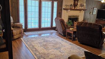 Smart TV, lareira, DVD player, livros