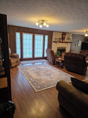 Älytelevisio, takka, DVD-soitin, kirjoja