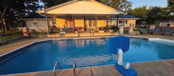 MEMAW'S
Spacious 4 bedroom house with a pool & big yard! Golf course 1 mileaway.