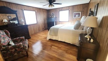 4 bedrooms, desk, iron/ironing board, travel cot