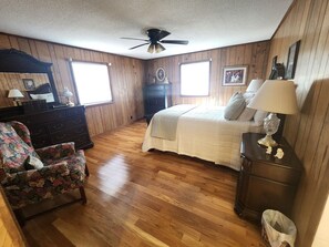 4 makuuhuonetta, työpöytä, silitysrauta/-lauta, vauvan matkasänky