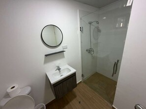 Dusch, hårtork, handdukar och tvål