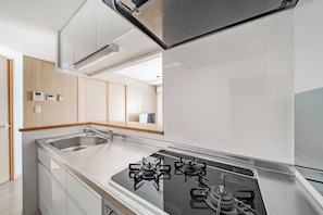 Căn hộ | Bếp riêng | Tủ lạnh, lò vi sóng, bếp nấu, dụng cụ nấu nướng/bát dĩa/dao nĩa 