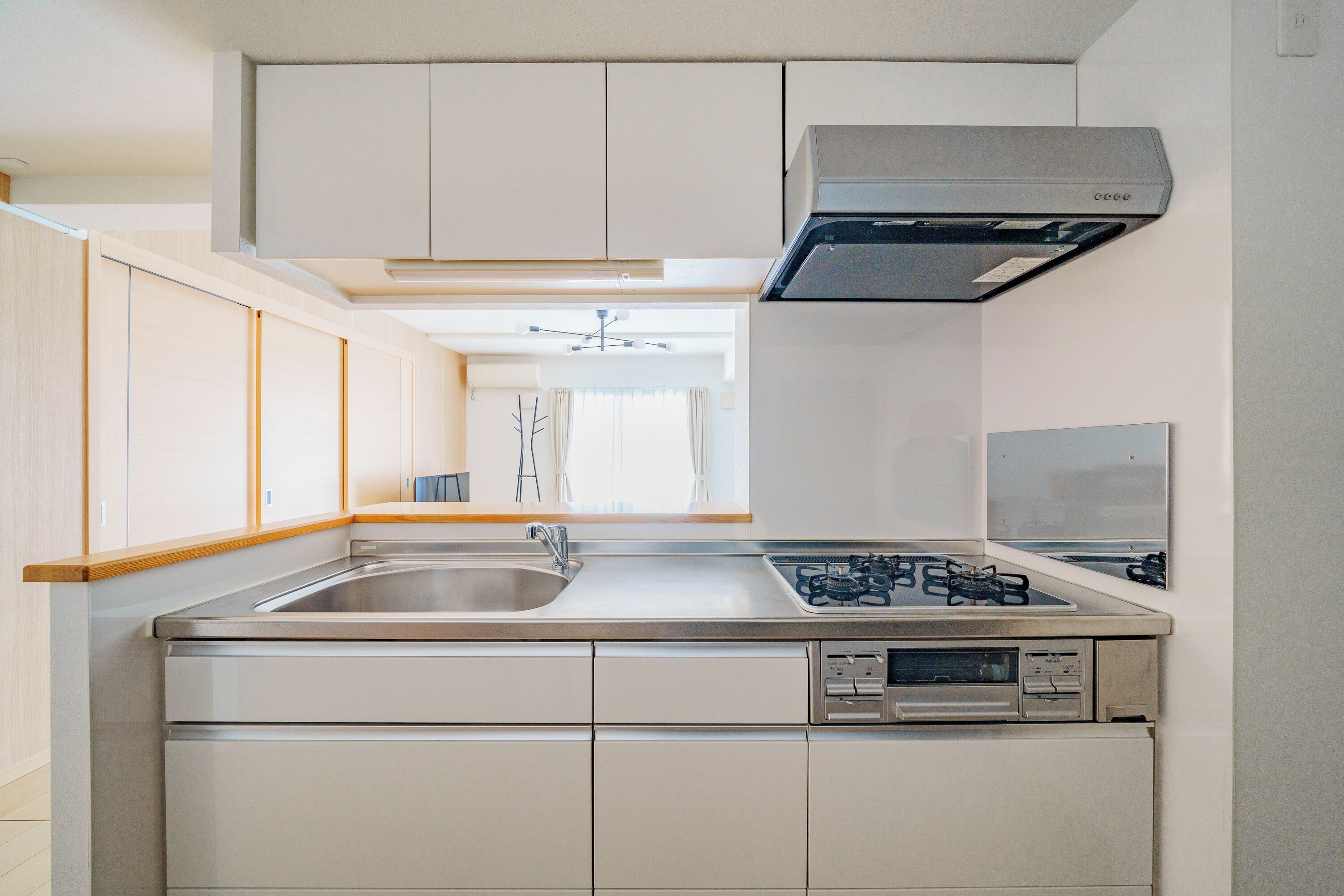 Refrigerador, microondas, placa de cocina, utensilios de cocina