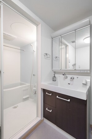 Apartment | Badezimmer | Duschwanne, kostenlose Toilettenartikel, Haartrockner, Hausschuhe