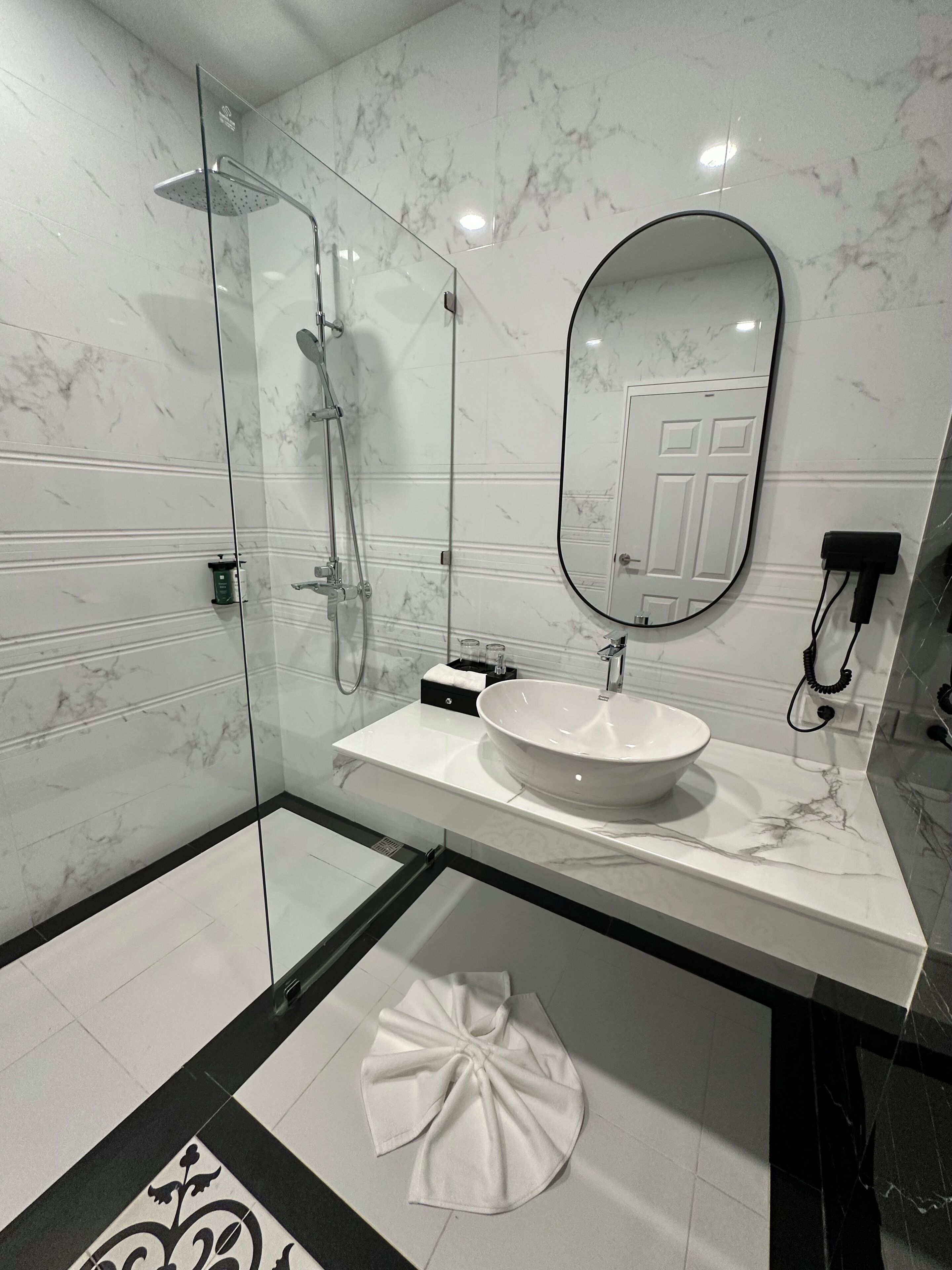 Caja fuerte, cortinas opacas, wifi gratis