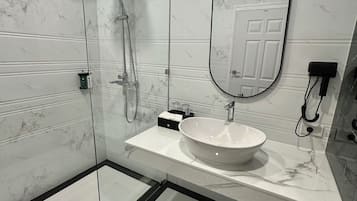 Caja fuerte, cortinas opacas, wifi gratis