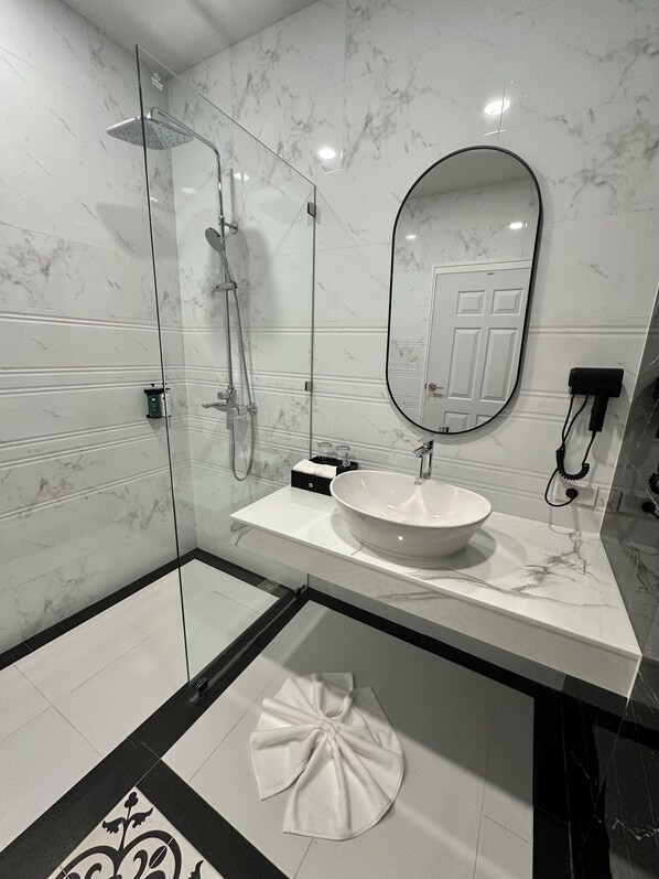 Coffre-fort, rideaux d’obscurcissement, accès au Wi-Fi (inclus)