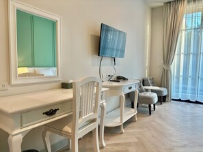 In-room safe, blackout drapes, free WiFi - Paradhevi Boutique (Ban Dung)