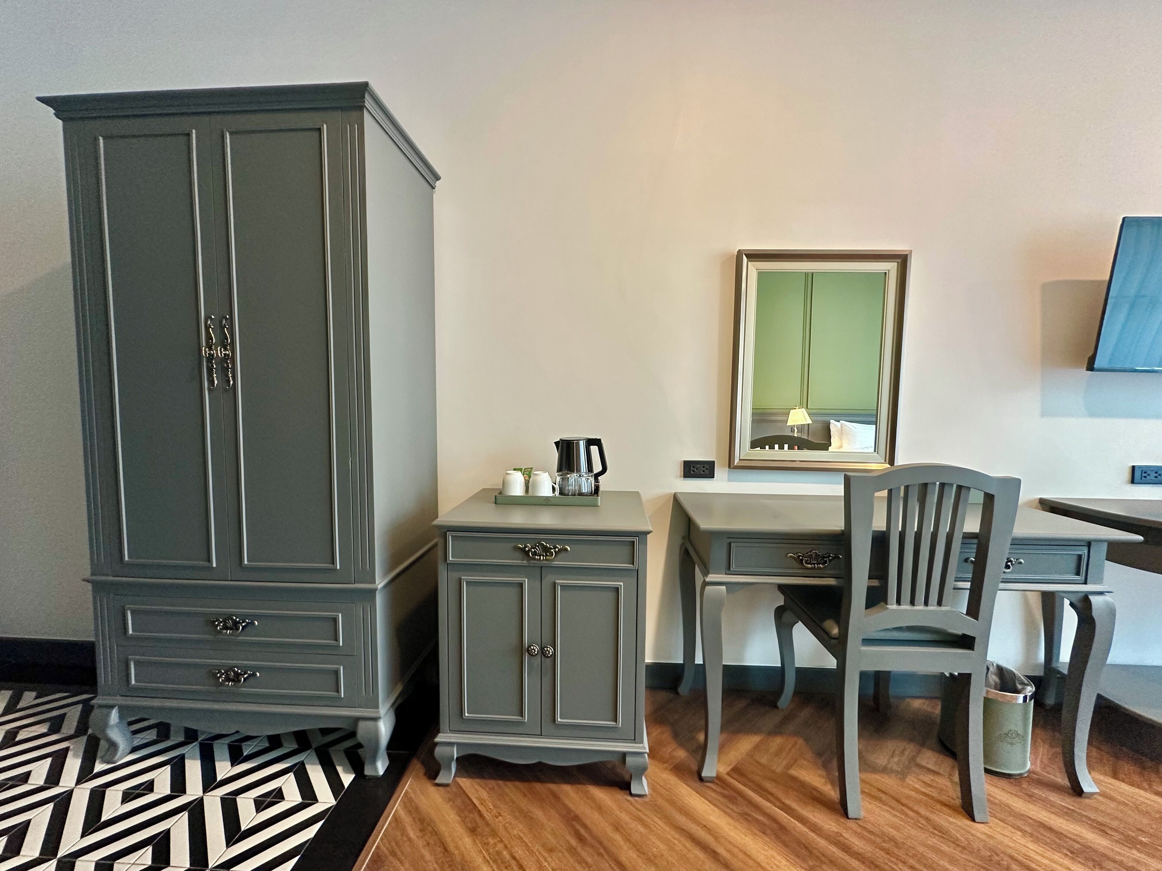 Brankas, tirai kedap cahaya, dan Wi-Fi gratis