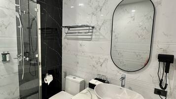 Quarto quádruplo família, vista para o jardim | Banheiro