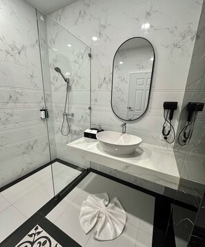 ตู้นิรภัยในห้องพัก, ผ้าม่านกันแสง, Wi-Fi ฟรี