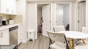 Apartment, 2 Bedrooms | Dining room