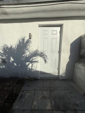 Exterior detail - Cozy 1-bedroom studio in tranquil Hollywood with AC (Hollywood)