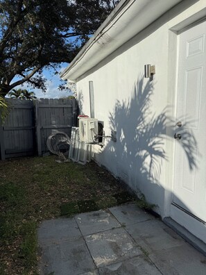 Property grounds - Cozy 1-bedroom studio in tranquil Hollywood with AC (Hollywood)