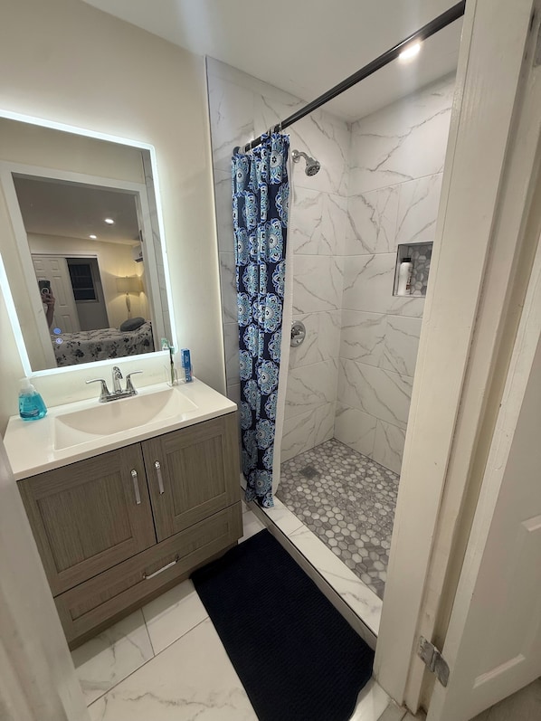 Towels, soap, toilet paper - Cozy 1-bedroom studio in tranquil Hollywood with AC (Hollywood)
