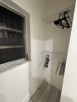 Interior - Cozy 1-bedroom studio in tranquil Hollywood with AC (Hollywood)