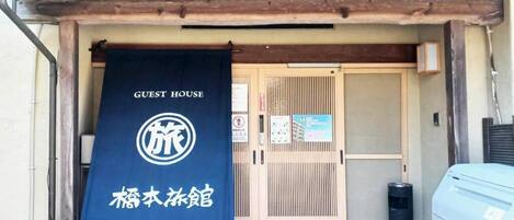 Vista frontal de la propiedad