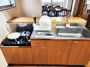 電冰箱、微波爐、餐桌