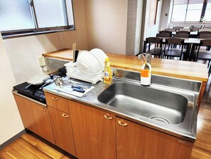 Fridge, microwave, dining tables - Guest House Hashimoto Ryokan (Ozu)