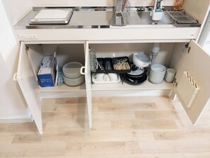 Kylskåp, mikrovågsugn och grytor/köksredskap
