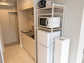 Refrigerador, microondas y utensilios de cocina 