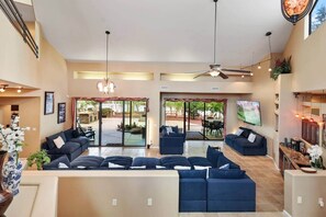 Smart TV, chimenea, videojuegos y reproductor de DVD 