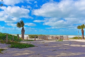 On the beach - LOCATION!Lovely Venice Villa 2 min walk to beach (Venice)