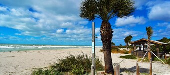 LOCATION! Cute Venice Villa 2 min walk to beach