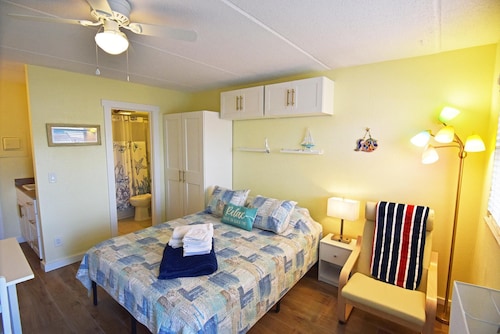 LOCATION! Cute Venice Villa 2 min walk to beach
