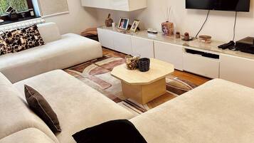 House, 3 Bedrooms | Living room | Books