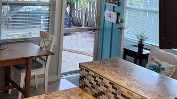 Bungalow, 1 letto queen con divano letto, animali ammessi, vista giardino | Ristoranti