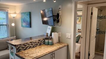 Bungalow, 1 Queen Bed with Sofa bed, Pets allowed, Garden View | Interior