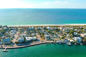 Une zone résidentielle côtière comprenant des maisons, un port de plaisance et une plage.