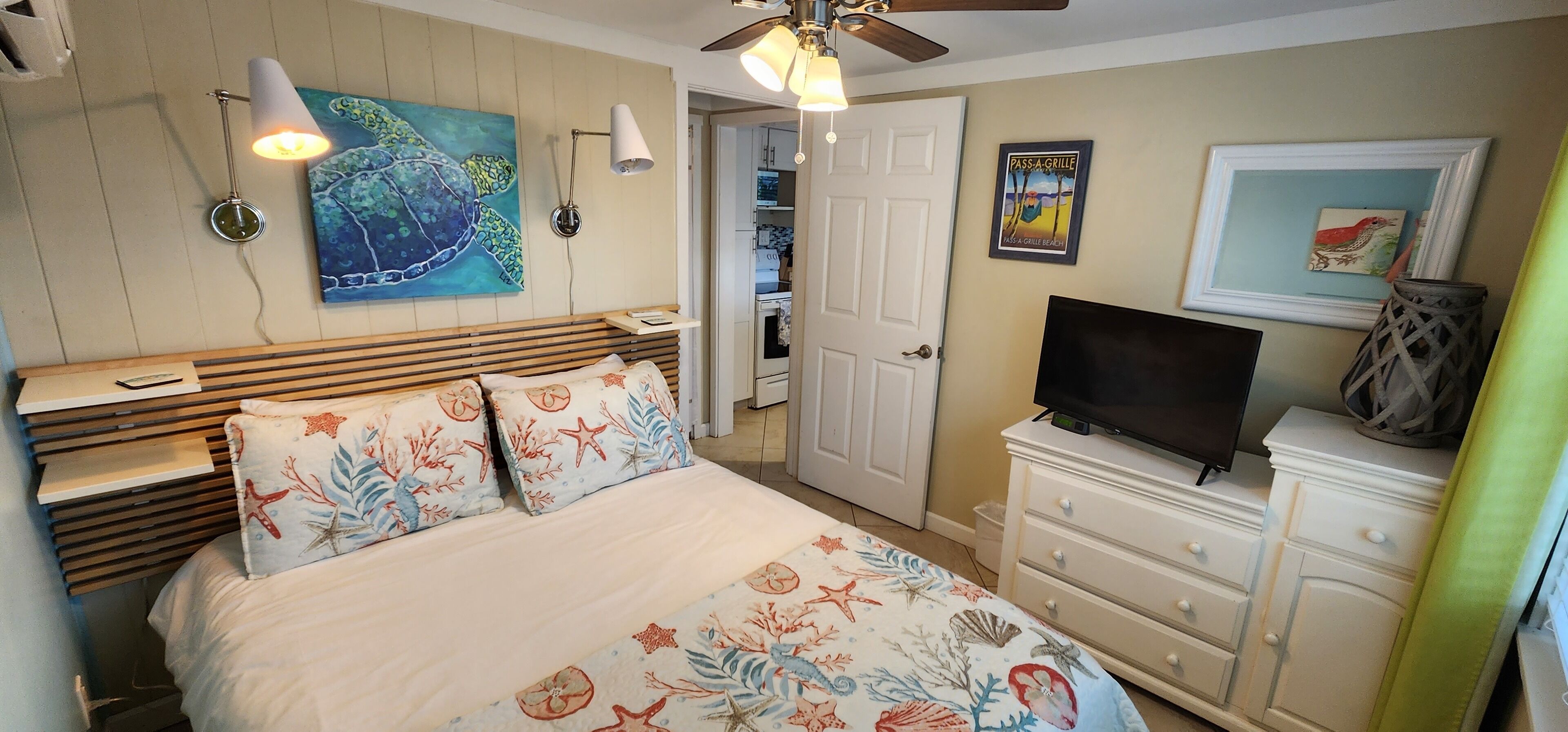 Bungalow, 1 Queen Bed with Sofa bed, Pets allowed, Garden View | Iron/ironing board, free WiFi