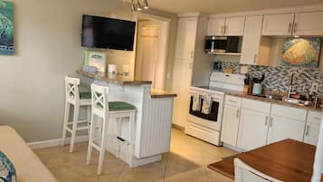 洋房, 1 張加大雙人床和 1 張沙發床, 可攜帶寵物, 花園景觀 | 私人廚房 | 電冰箱、微波爐、烤箱、爐台