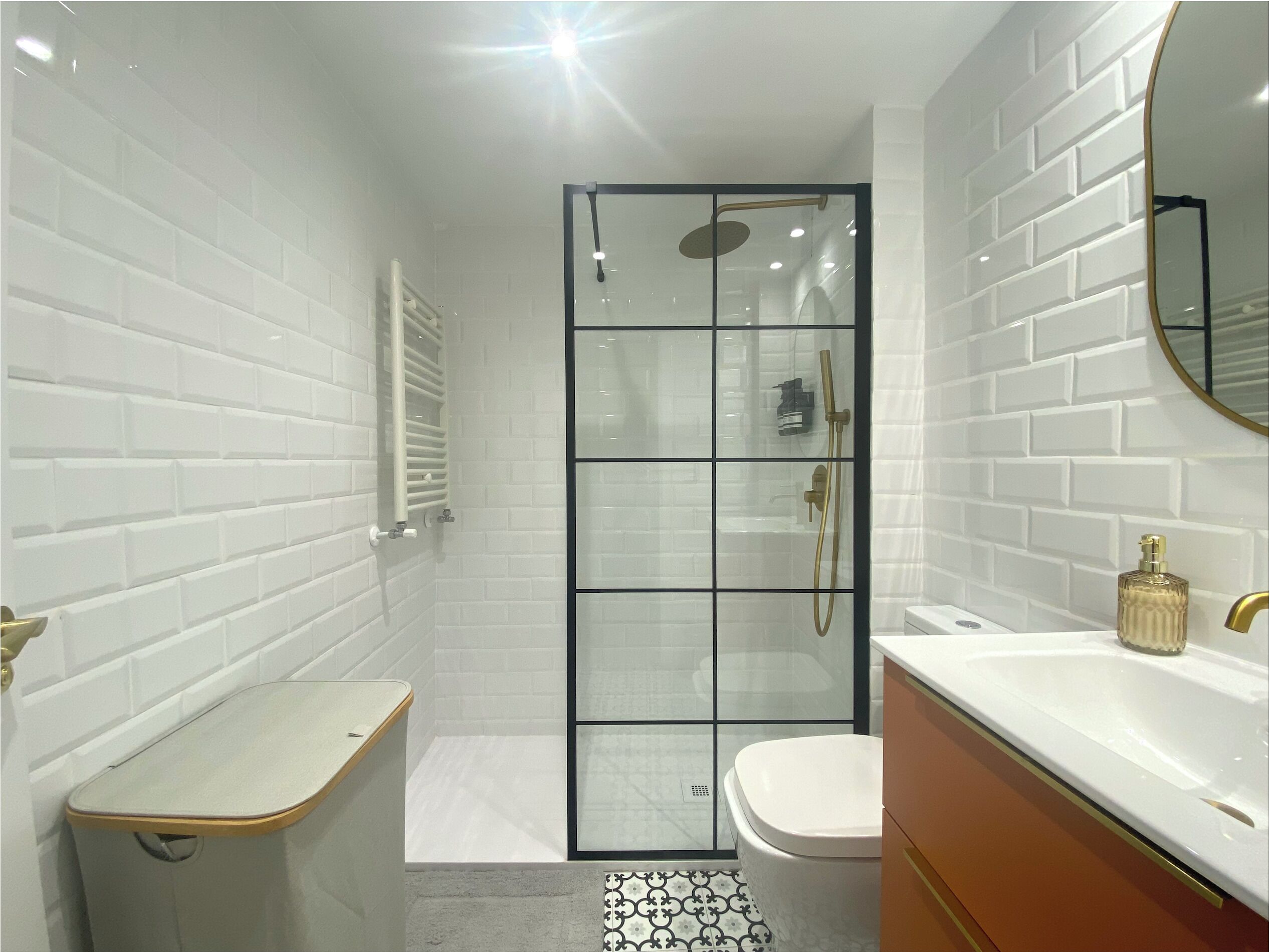 Een douche, een haardroger, handdoeken, zeep