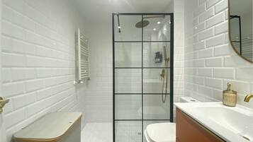 Een douche, een haardroger, handdoeken, zeep