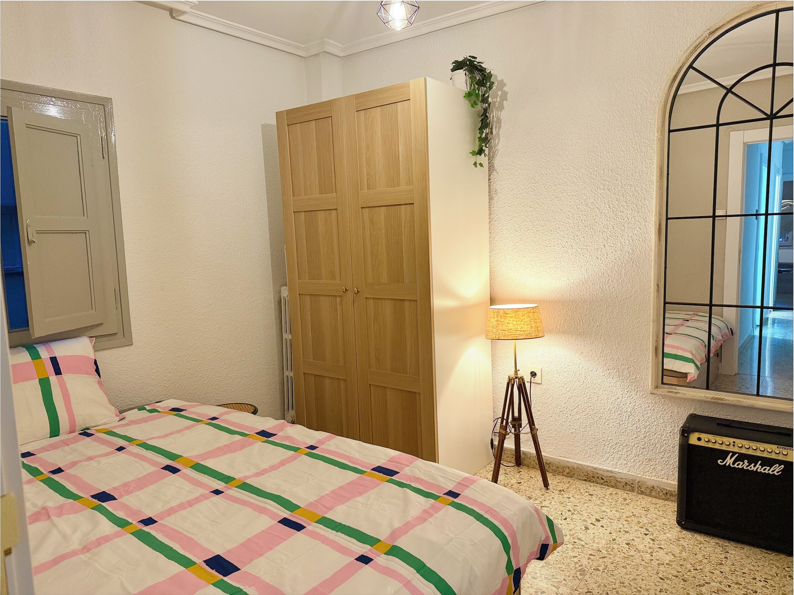 Een strijkplank/strijkijzer, internet, beddengoed