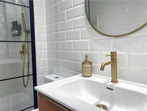 Dusche, Haartrockner, Handtücher, Seife