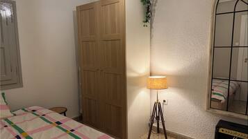 Bügeleisen/Bügelbrett, Internetzugang, Bettwäsche