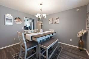 Dining - Spacious 4-bedroom house in Ankeny. For family, friends and business travelers (Ankeny)