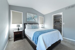 4 bedrooms, iron/ironing board, Internet, bed sheets