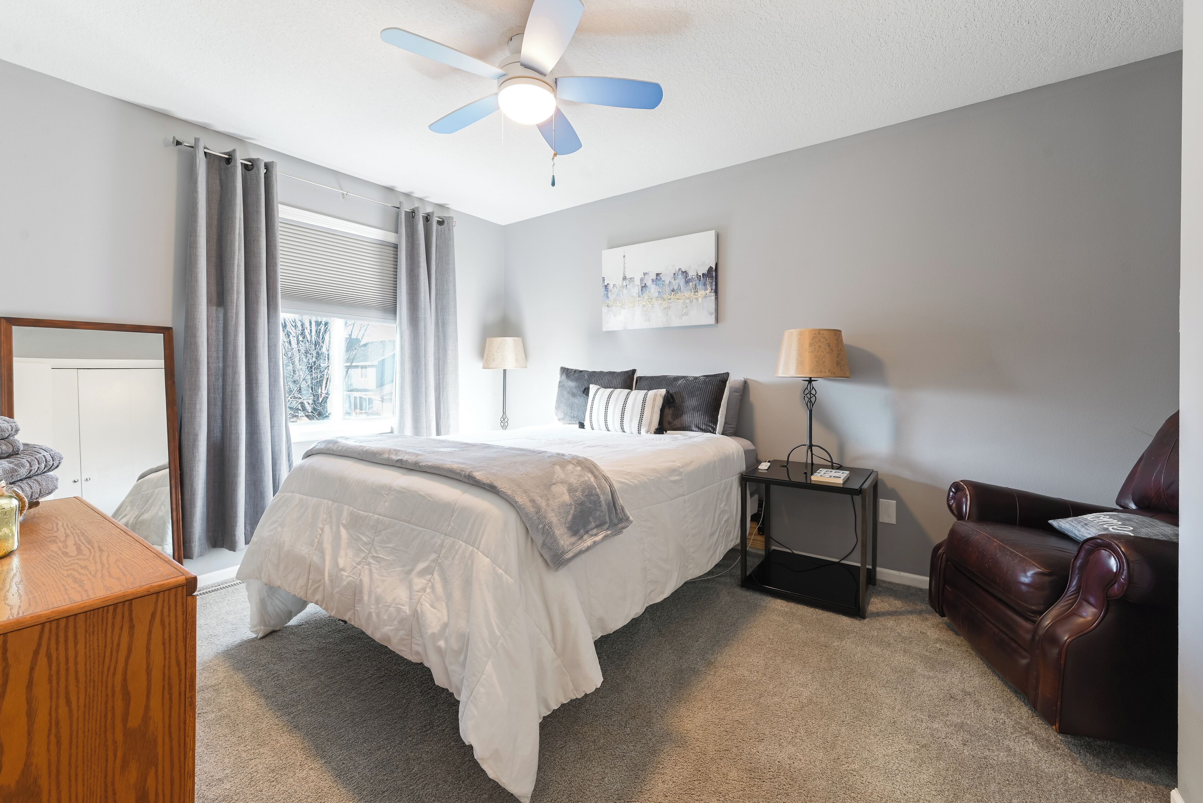 4 bedrooms, iron/ironing board, internet, bed sheets