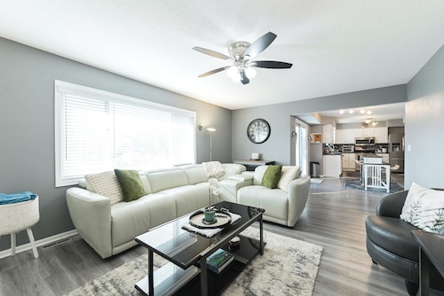 Spacious 4-bedroom house in Ankeny. For family, friends and business travelers