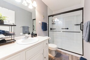 Douche, sèche-cheveux, serviettes fournies, savon