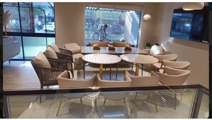Un espace de détente moderne avec une table ronde et des sièges confortables.