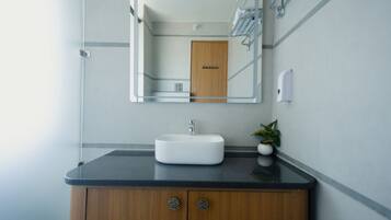 Buồng tắm vòi sen, đồ dùng nhà tắm miễn phí, khăn tắm, xà phòng