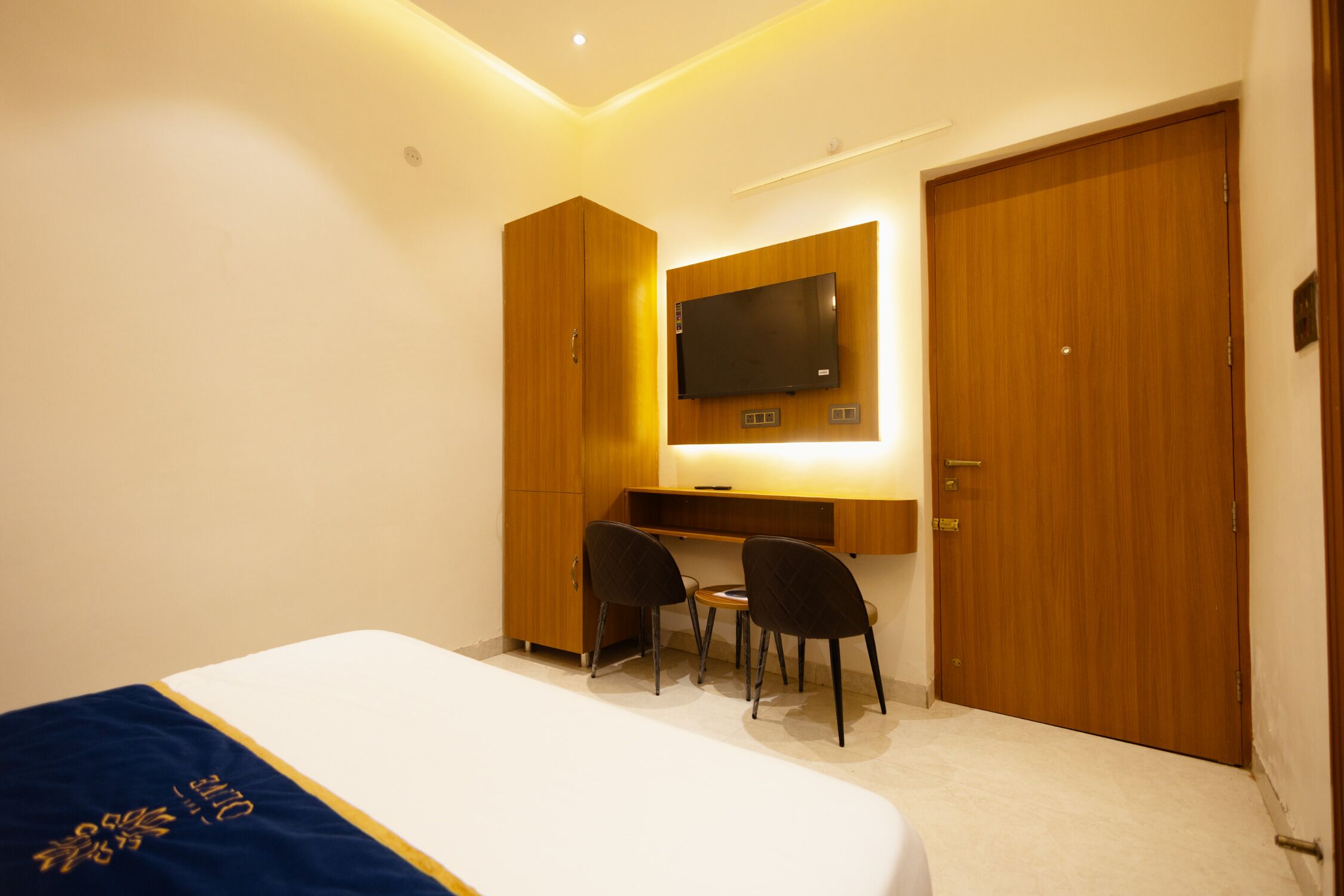 Camera Deluxe, vista città | Bagno | Doccia, set di cortesia gratuito, asciugamani, sapone