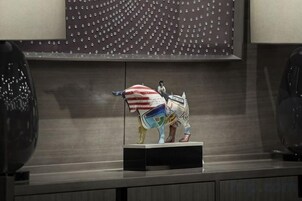 Una escultura de un jinete montando un caballo sobre un pedestal.